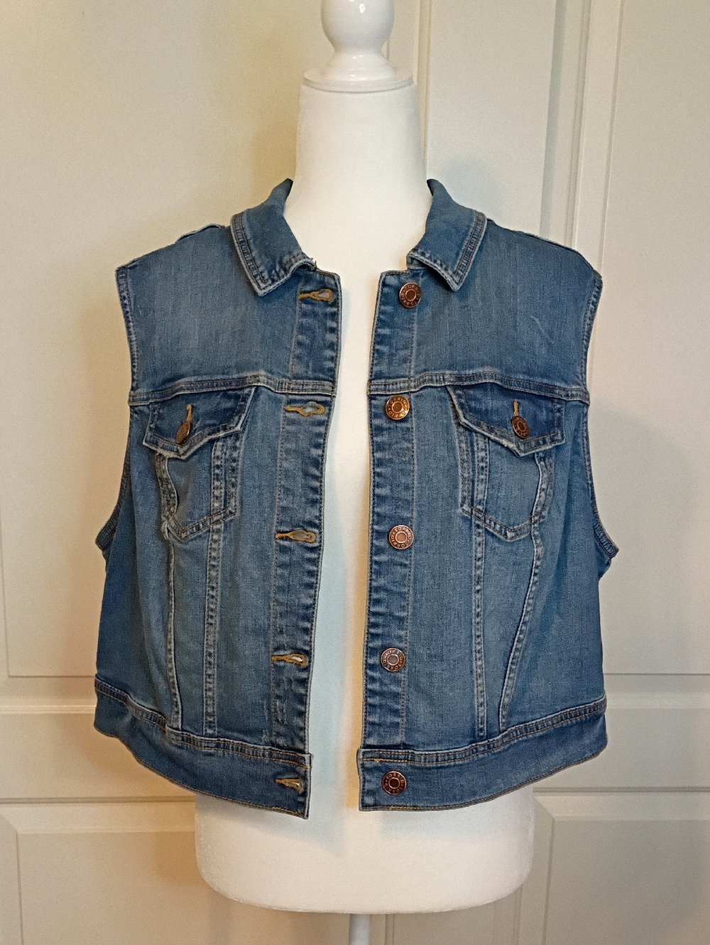 Torrid Vintage Stretch Denim Crop Vest North Western Size 2X NWT